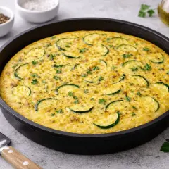 Frittata al forno semplice con zucchine e prezzemolo, pronta per essere gustata.