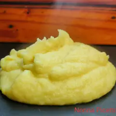 Un soffice purè di patate, la ricetta della nonna che scalda il cuore. Cremoso e profumato, pronto per essere gustato.