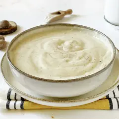 Una cremosa besciamella senza burro, profumata con noce moscata, pronta per arricchire i tuoi piatti.