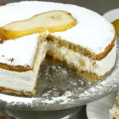Torta ricotta e pere, ricetta originale napoletana, soffice e cremosa, con una fetta di pera candita in cima.