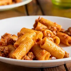 Rigatoni conditi con un ricco ragù di salsiccia, perfetti per le tue ricette di pasta con salsiccia.