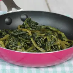 Cicoria in padella, un contorno semplice e gustoso, cotta al punto giusto per esaltarne il sapore.