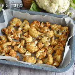 Cavolfiore al forno dorato e croccante, pronto per essere gustato. Un contorno semplice e saporito.