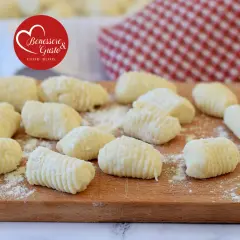 Gnocchi di ricotta freschi e leggeri, pronti per essere cucinati. Un piatto che sa di casa e tradizione.