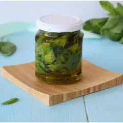 Olio al basilico fatto in casa da Benedetta, un tesoro verde in un barattolo, pronto per insaporire i tuoi piatti.
