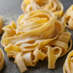 Nidi di pasta fresca, pronti per una deliziosa pasta fresca ricetta.