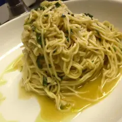 Spaghetti aglio olio e peperoncino cremosi, un piatto semplice ma ricco di sapore, con un filo d'olio dorato che invita al primo assaggio.