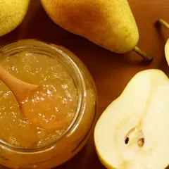 Marmellata di pere ricetta della nonna: un barattolo pieno di dolcezza e pere fresche, pronte per essere gustate.