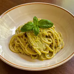 Spaghetti al pesto di limone, un'esplosione di freschezza. La ricetta perfetta per un piatto estivo.