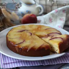 Deliziosa torta di pesche rovesciata, con fette dorate e succose che invitano ad assaggiare.