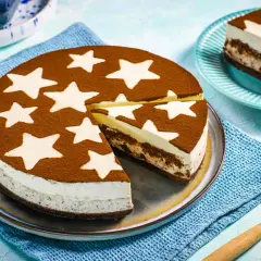 Una deliziosa torta pan di stelle fredda, con una base scura e strati cremosi, decorata con cacao e stelle bianche. Perfetta per un momento magico.