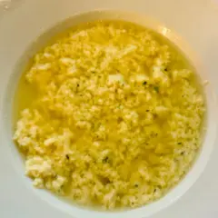 Stracciatella alla romana in un piatto bianco, un comfort food che scalda il cuore.