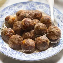 Polpette dorate e succulente, perfette per la friggitrice ad aria. Un piatto gustoso e leggero.