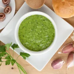Una ciotola di salsa verde, perfetta per accompagnare acciughe arrotolate, pane e aglio. Una ricetta salsa verde da provare subito!