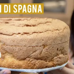 Un soffice pan di spagna senza glutine, pronto per essere decorato.