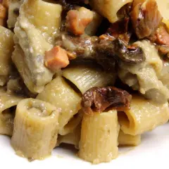 Primo piatto di pasta con melanzane e pancetta, un sapore intenso e avvolgente.