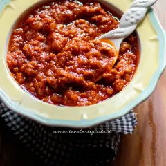 Sugo con salsiccia, la ricetta della nonna che profuma di casa. Un classico intramontabile, pronto per condire la pasta.