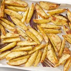 Patate al forno veloci, dorate e croccanti, condite con erbe aromatiche. Un contorno perfetto per ogni pasto.