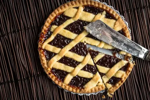 Una deliziosa crostata di more, con la sua croccante pasta frolla e un ripieno succoso, pronta per essere gustata.