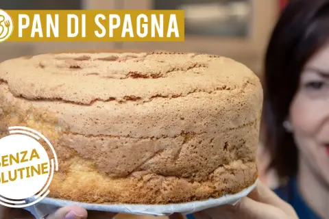Un soffice pan di spagna senza glutine, pronto per essere decorato.