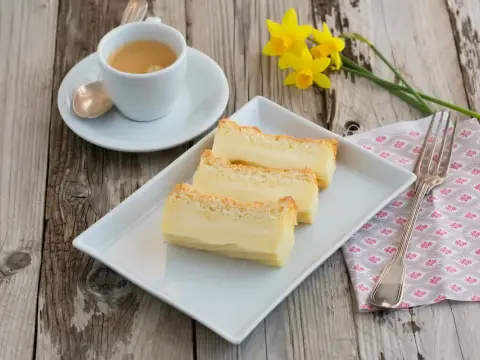 Torta magica alla vaniglia, la ricetta dei tre strati