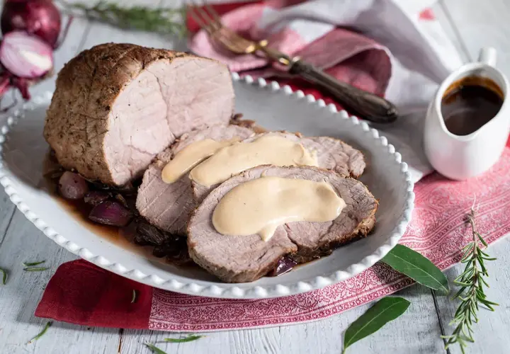 Succulento arrosto di vitello affettato, nappato con salsa cremosa, servito su cipolle rosse caramellate. Un piatto che profuma di casa.