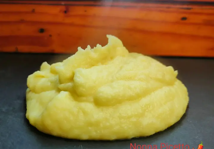 Un soffice purè di patate, la ricetta della nonna che scalda il cuore. Cremoso e profumato, pronto per essere gustato.