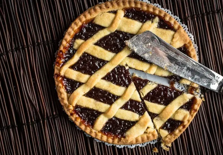 Una deliziosa crostata di more, con la sua croccante pasta frolla e un ripieno succoso, pronta per essere gustata.