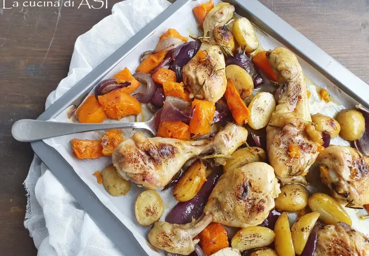 Pollo al forno con patate, zucca e cipolle rosse, un piatto saporito e colorato pronto per essere gustato.