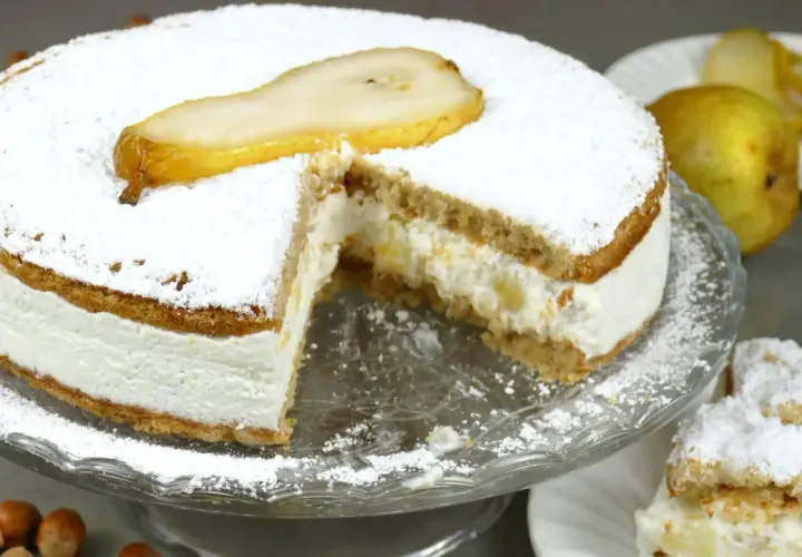 Torta ricotta e pere, ricetta originale napoletana, soffice e cremosa, con una fetta di pera candita in cima.