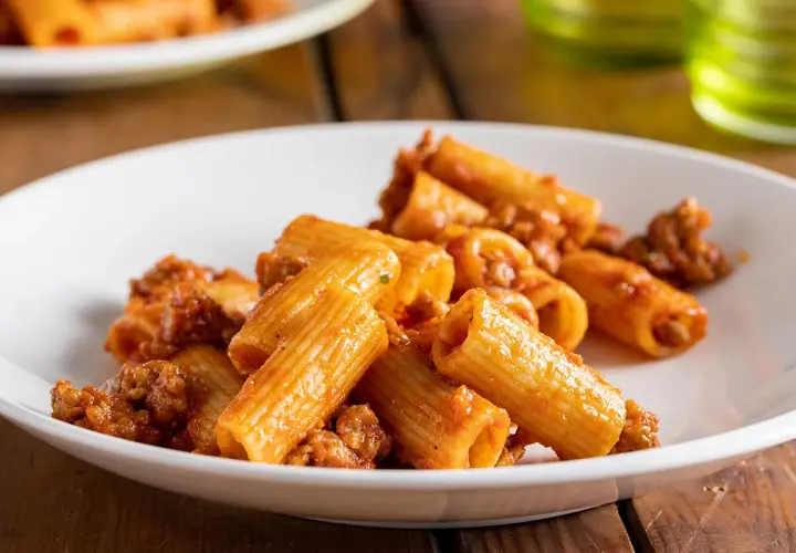 Rigatoni conditi con un ricco ragù di salsiccia, perfetti per le tue ricette di pasta con salsiccia.