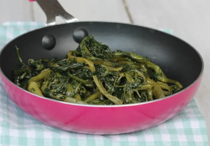 Cicoria in padella, un contorno semplice e gustoso, cotta al punto giusto per esaltarne il sapore.