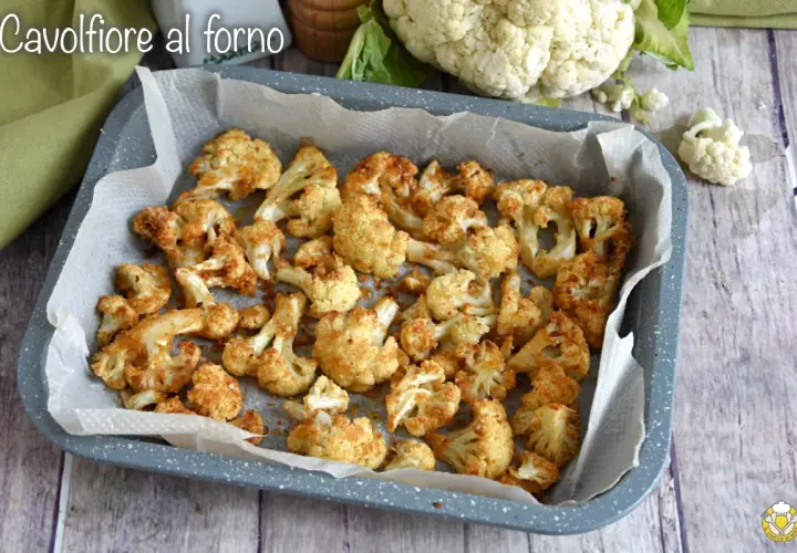 Cavolfiore al forno dorato e croccante, pronto per essere gustato. Un contorno semplice e saporito.