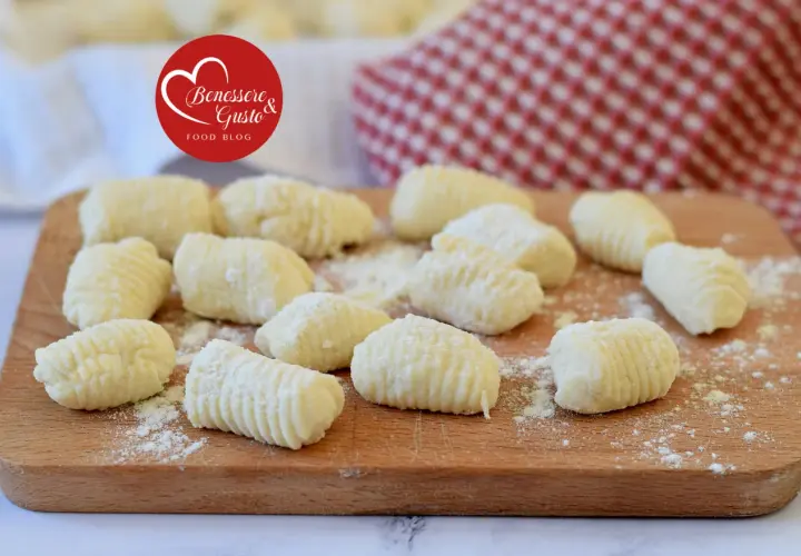 Gnocchi di ricotta freschi e leggeri, pronti per essere cucinati. Un piatto che sa di casa e tradizione.
