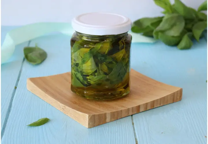 Olio al basilico fatto in casa da Benedetta, un tesoro verde in un barattolo, pronto per insaporire i tuoi piatti.