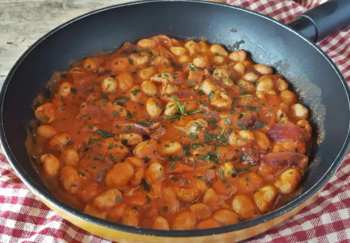 Fagioli alla Bud Spencer in padella, un piatto saporito e confortante, pronto per essere gustato.