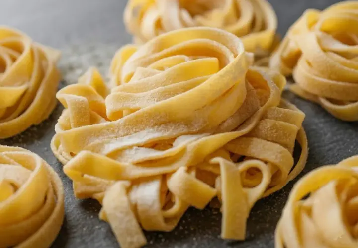 Nidi di pasta fresca, pronti per una deliziosa pasta fresca ricetta.