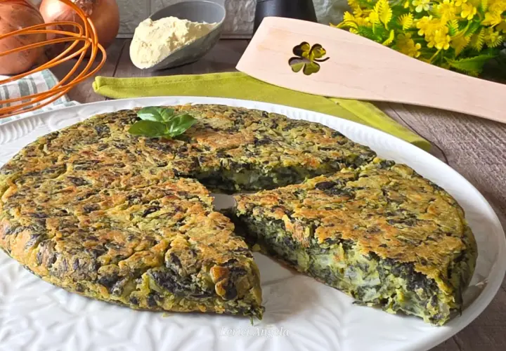Frittata di spinaci dorata e soffice, guarnita con basilico fresco, pronta per essere gustata.