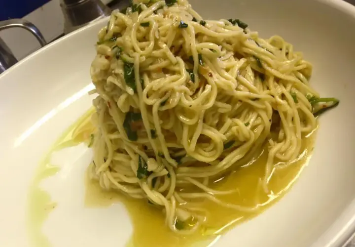 Spaghetti aglio olio e peperoncino cremosi, un piatto semplice ma ricco di sapore, con un filo d'olio dorato che invita al primo assaggio.