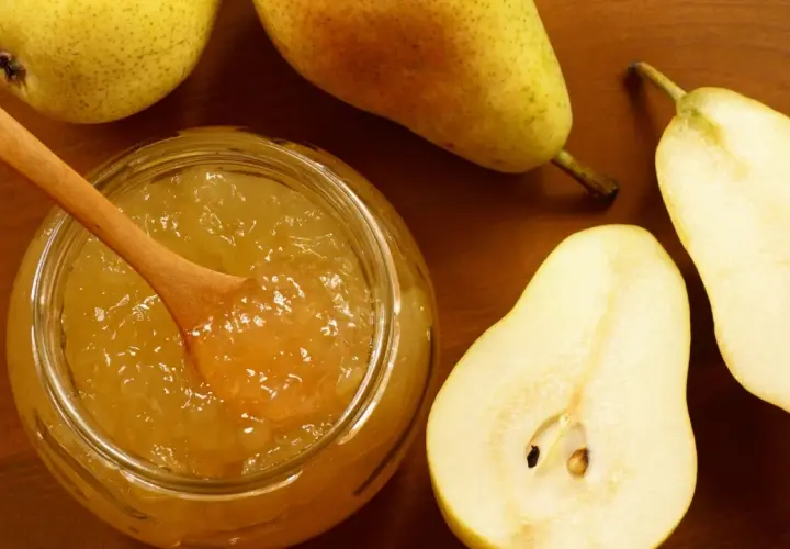 Marmellata di pere ricetta della nonna: un barattolo pieno di dolcezza e pere fresche, pronte per essere gustate.