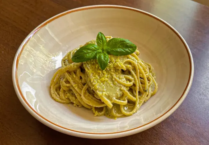 Spaghetti al pesto di limone, un'esplosione di freschezza. La ricetta perfetta per un piatto estivo.