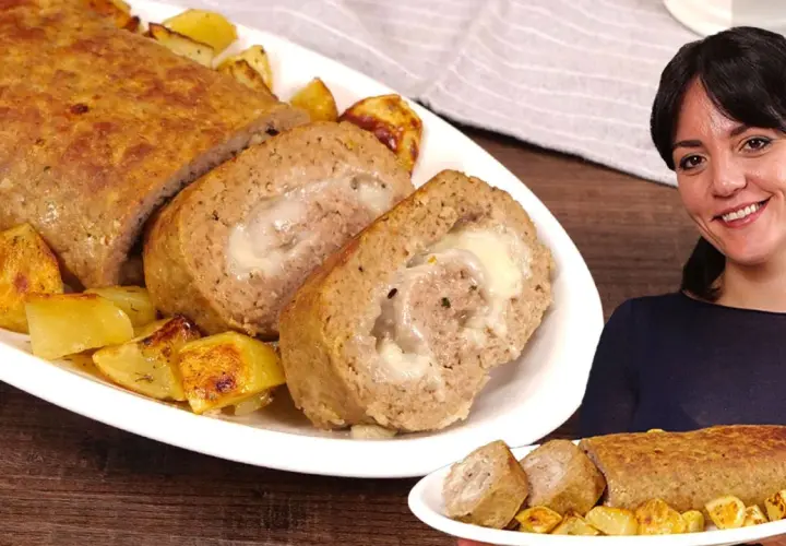 Un succulento polpettone al forno, ripieno di formaggio filante, servito con patate arrosto.