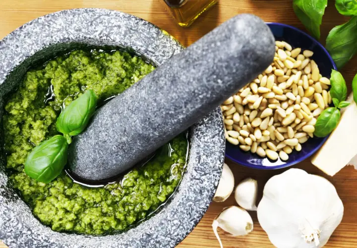 Mortai con pesto fresco, pinoli, aglio, basilico e parmigiano. Ecco come si fa il pesto genovese.