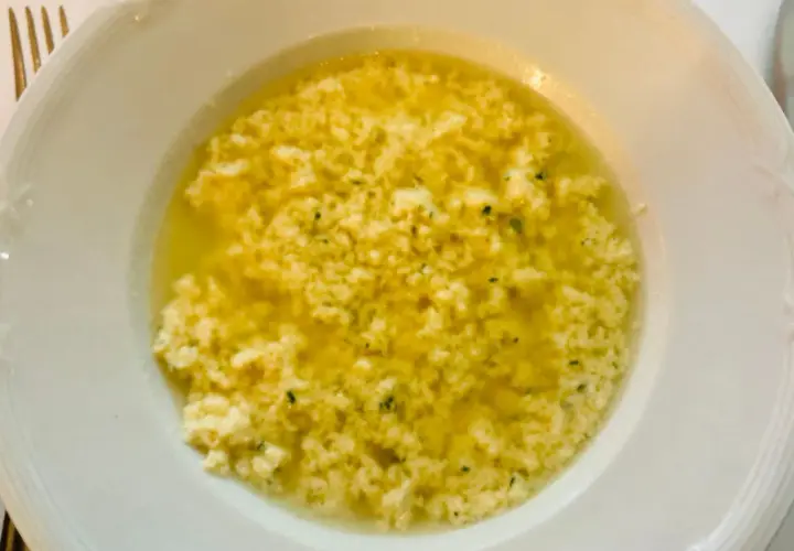 Stracciatella alla romana in un piatto bianco, un comfort food che scalda il cuore.
