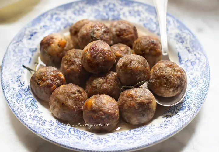 Polpette dorate e succulente, perfette per la friggitrice ad aria. Un piatto gustoso e leggero.