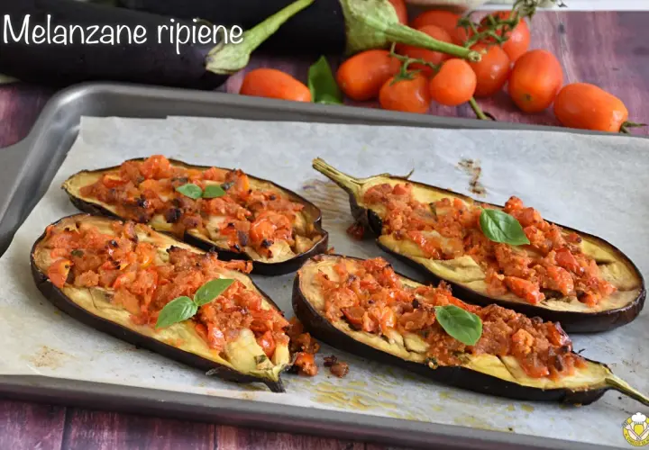 Melanzane ripiene senza carne, un piatto saporito e colorato, con pomodorini e basilico fresco.
