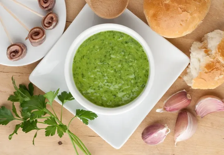 Una ciotola di salsa verde, perfetta per accompagnare acciughe arrotolate, pane e aglio. Una ricetta salsa verde da provare subito!