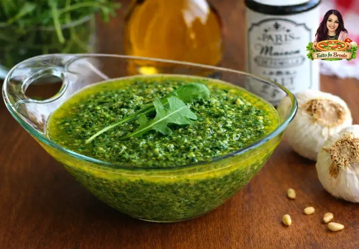 Pesto di rucola Bimby pronto in ciotola, con rucola fresca, pinoli e aglio. Un condimento saporito e facile da preparare.