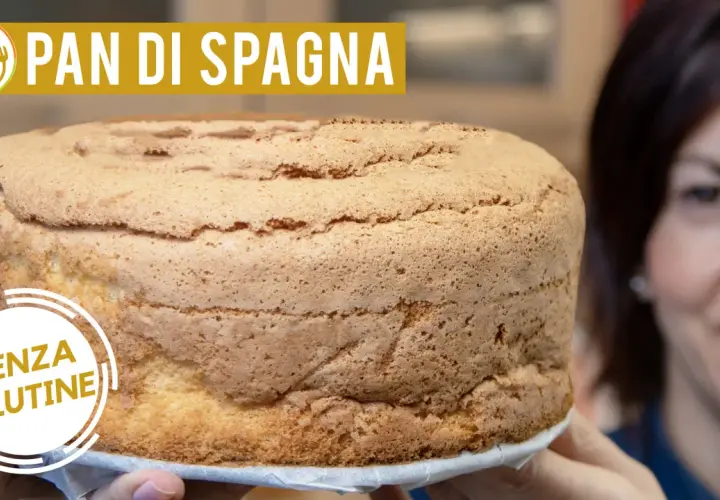 Un soffice pan di spagna senza glutine, pronto per essere decorato.