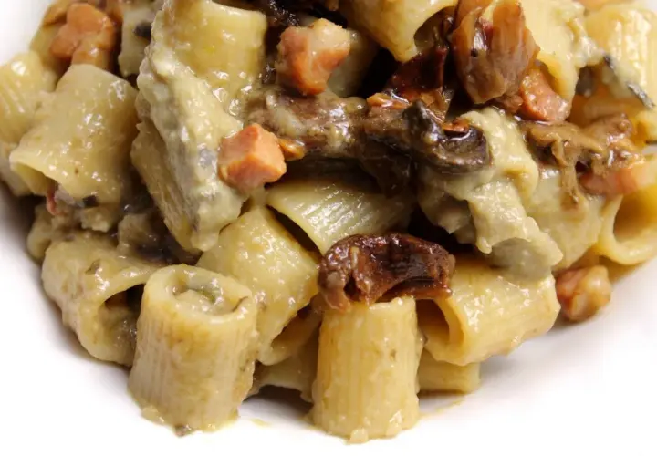 Primo piatto di pasta con melanzane e pancetta, un sapore intenso e avvolgente.